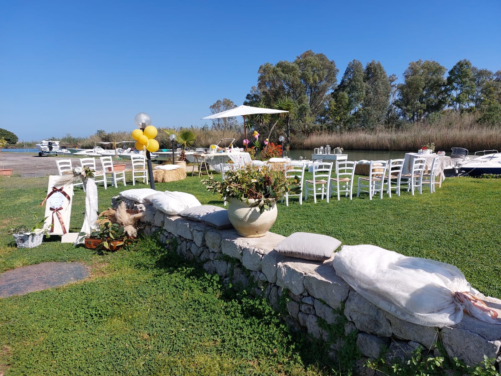 Allestimento per eventi nel giardino con vista sul fiume