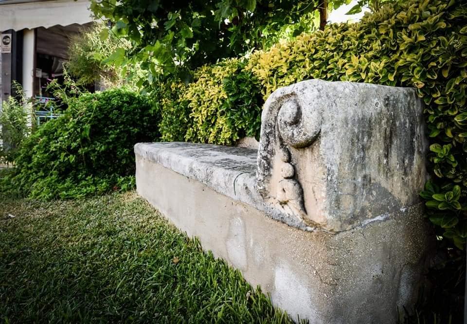 Fontana ornamentale nel cortile del casale