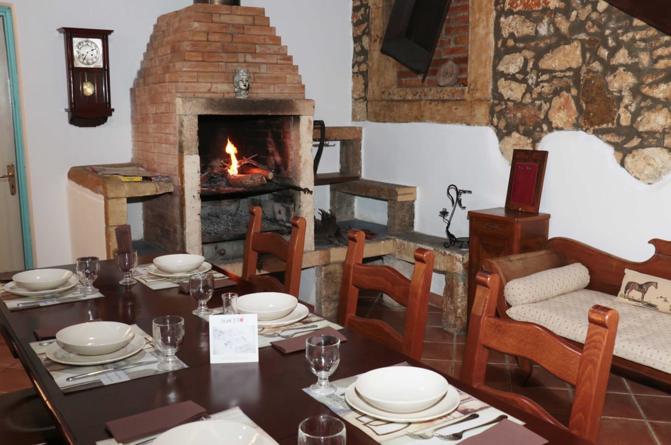 Camino acceso nella sala ristorante con tavola preparata