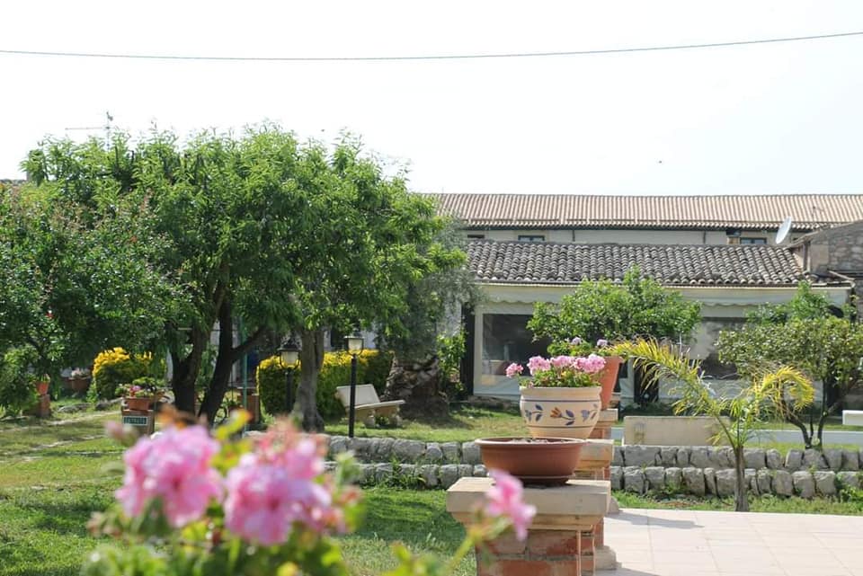 Giardino fiorito del casale con alberi da frutto