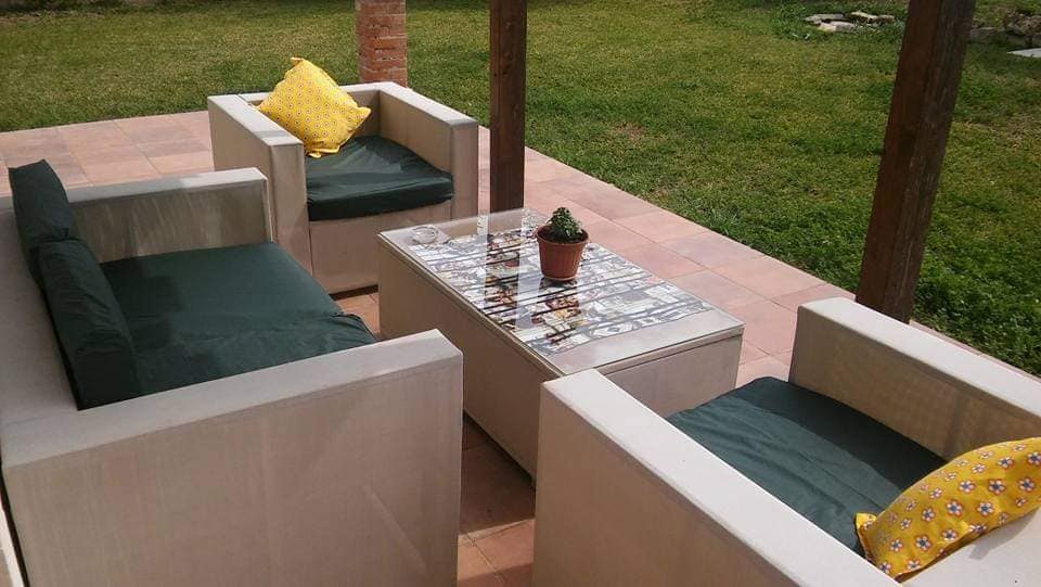 Area relax esterna con divani e tavolino