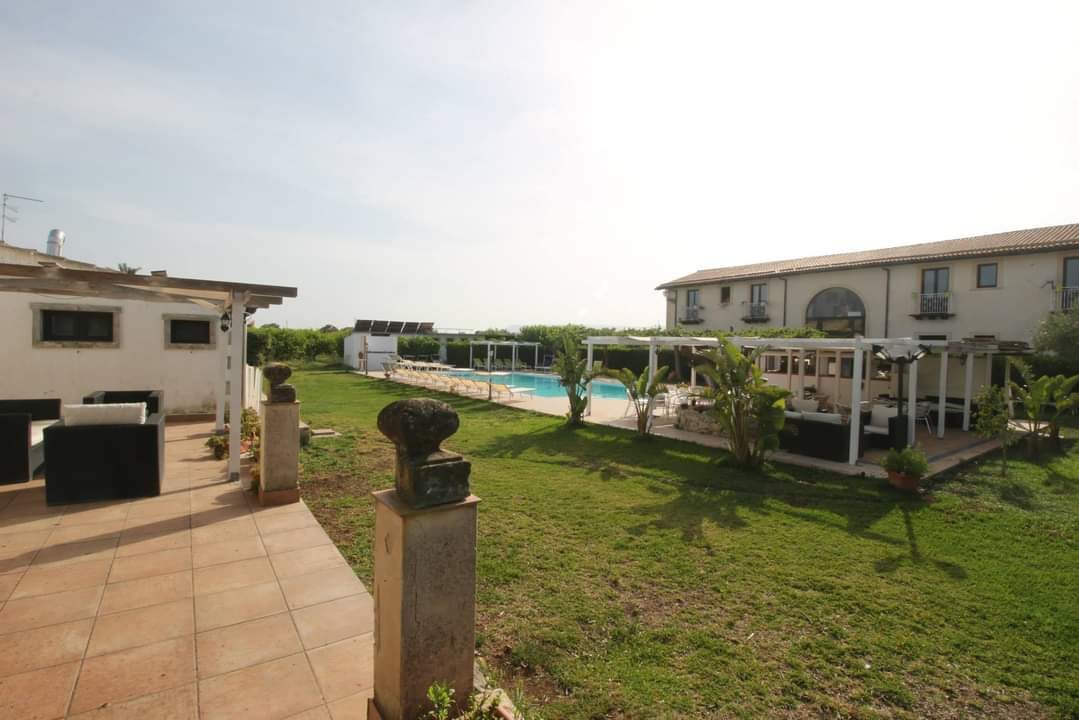 Vista panoramica dell'Aranceto con piscina e giardini