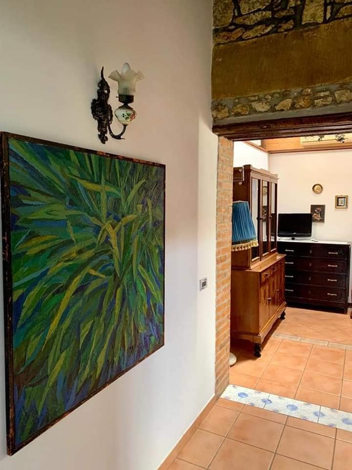 Camera Dafne con soffitto a volta, maioliche siciliane e letto a baldacchino